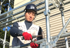 写真：こだわりの塗替えは、足場組立から